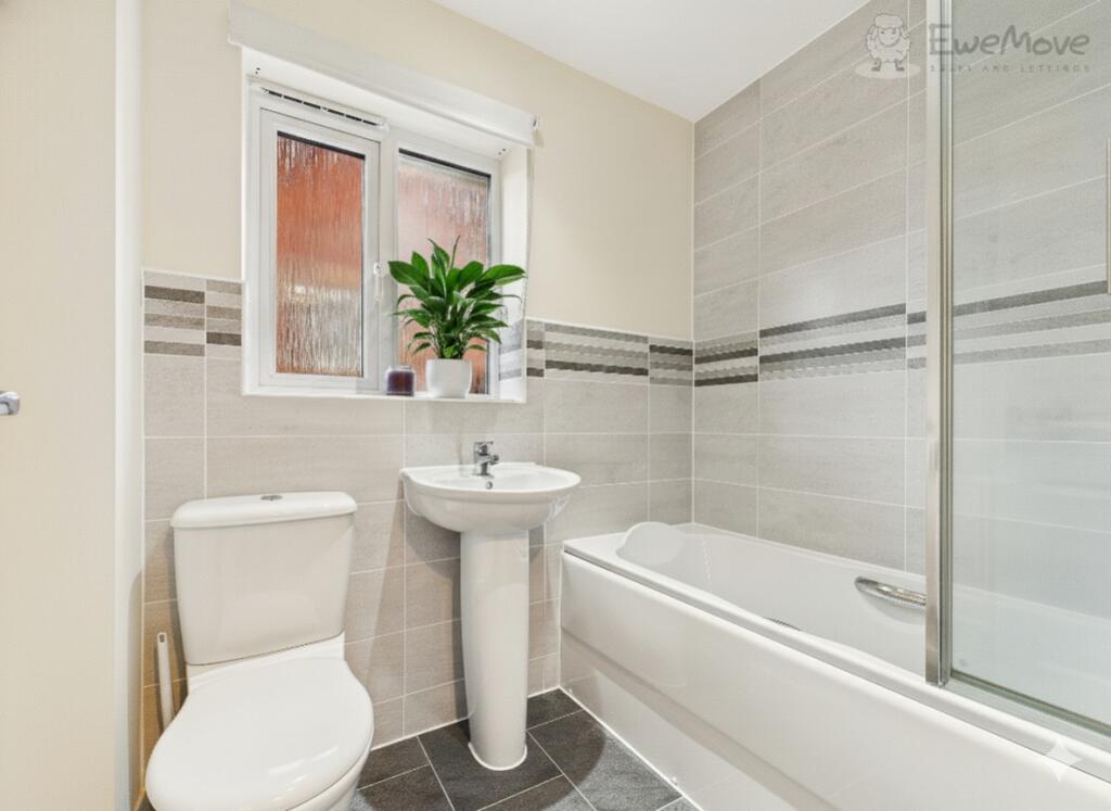 EWEMOVE SOUTH MOLTON - FAMILY BATHROOM