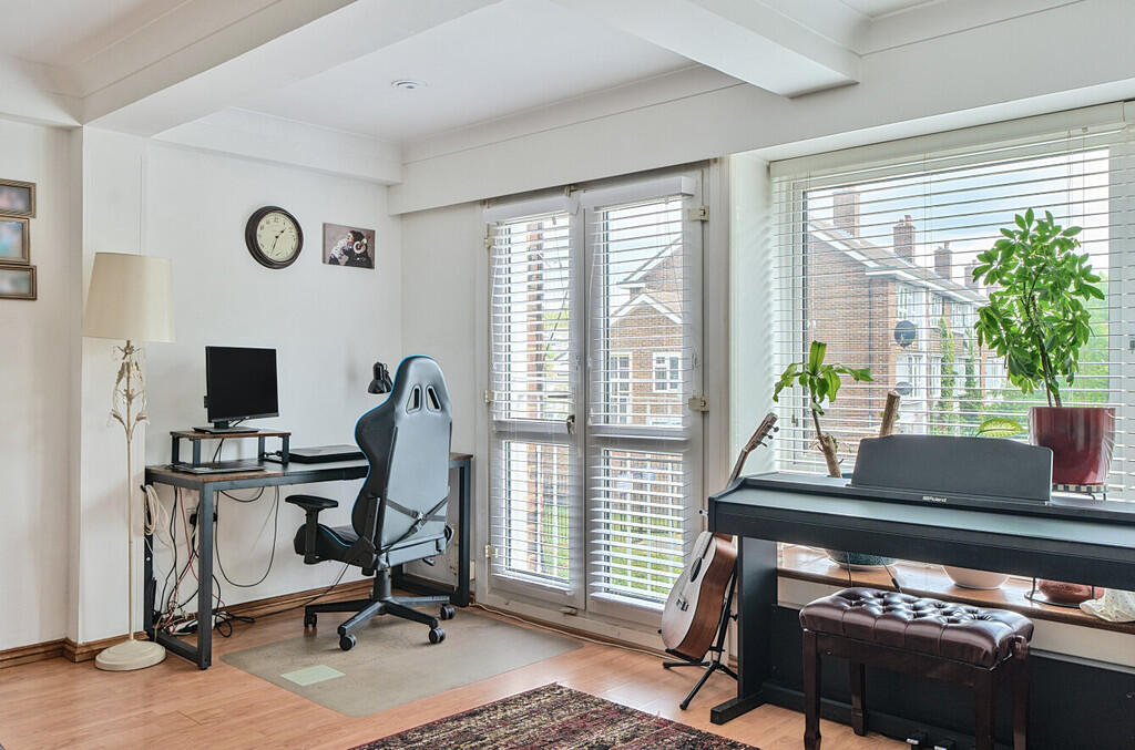 1299837-18-683708...