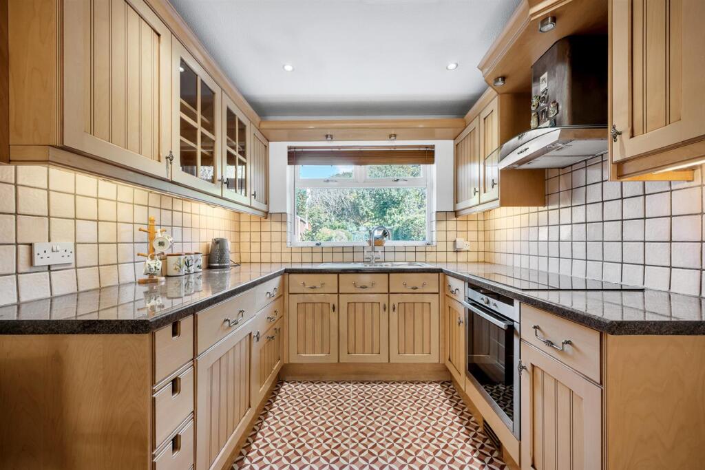 FITTED KITCHEN