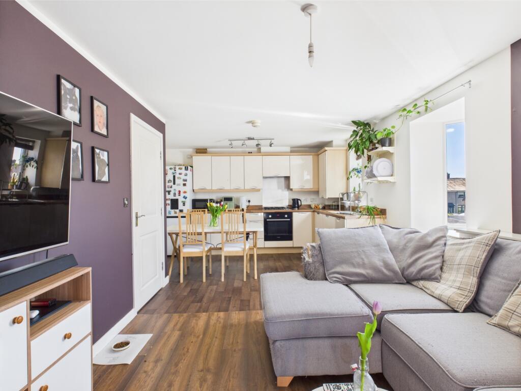 CAM03729G0-PR0049-STILL005