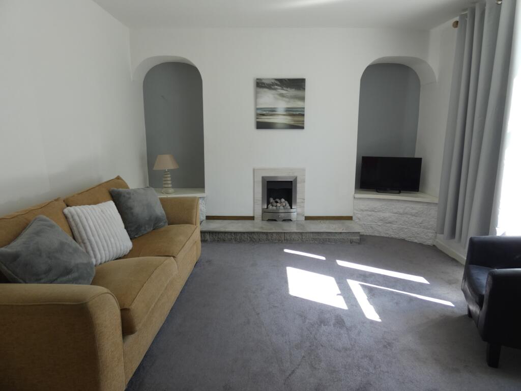 LOUNGE / DINING