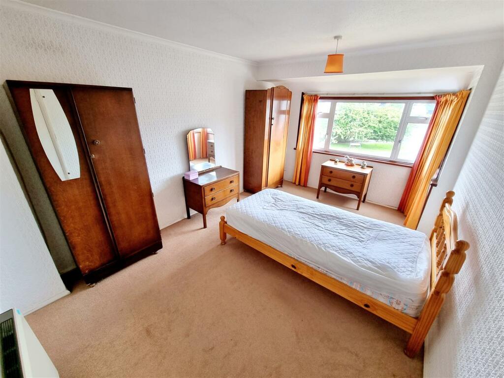Bed 1.jpg