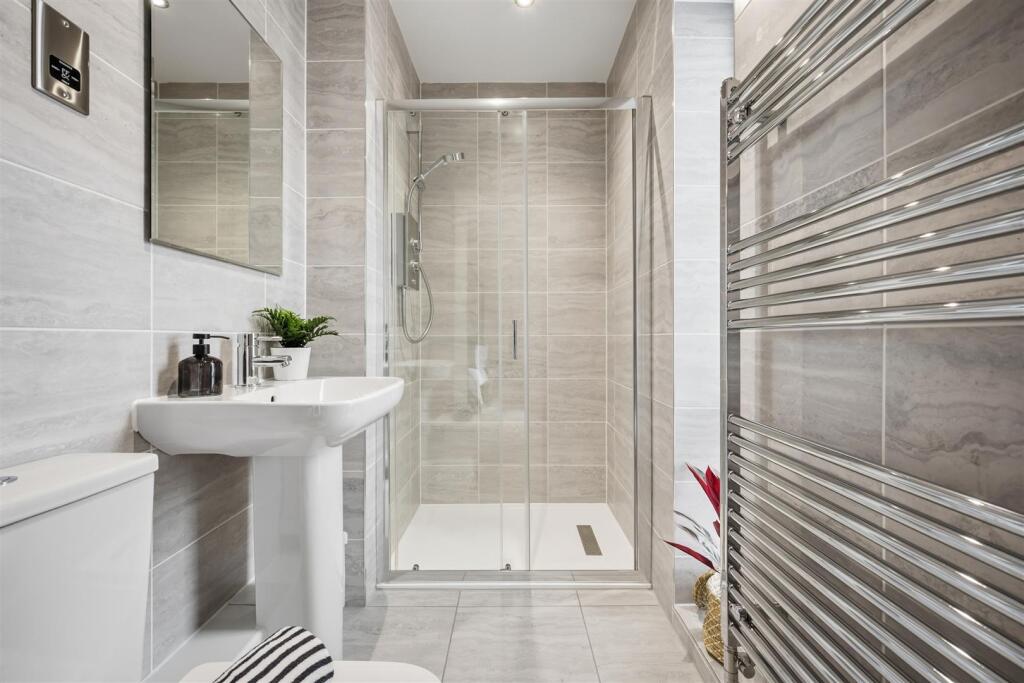 Bedroom One en-suite.jpg