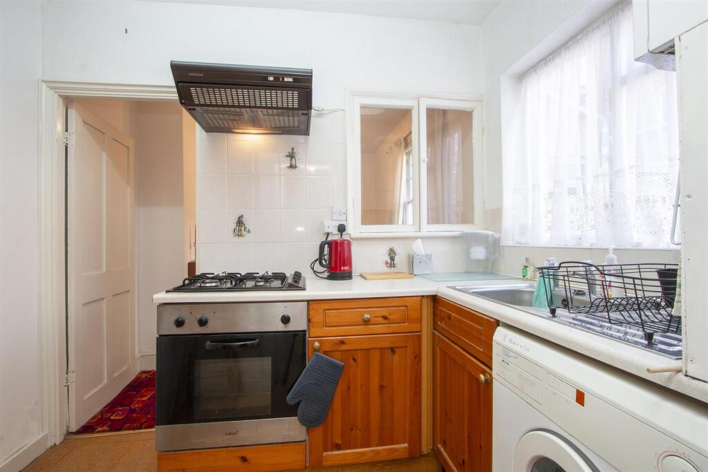 40 Chestnut Grove London SW12 8JB kitchen 1.jpg