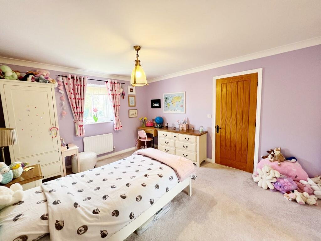 Bedroom 1 pic 2.jpg