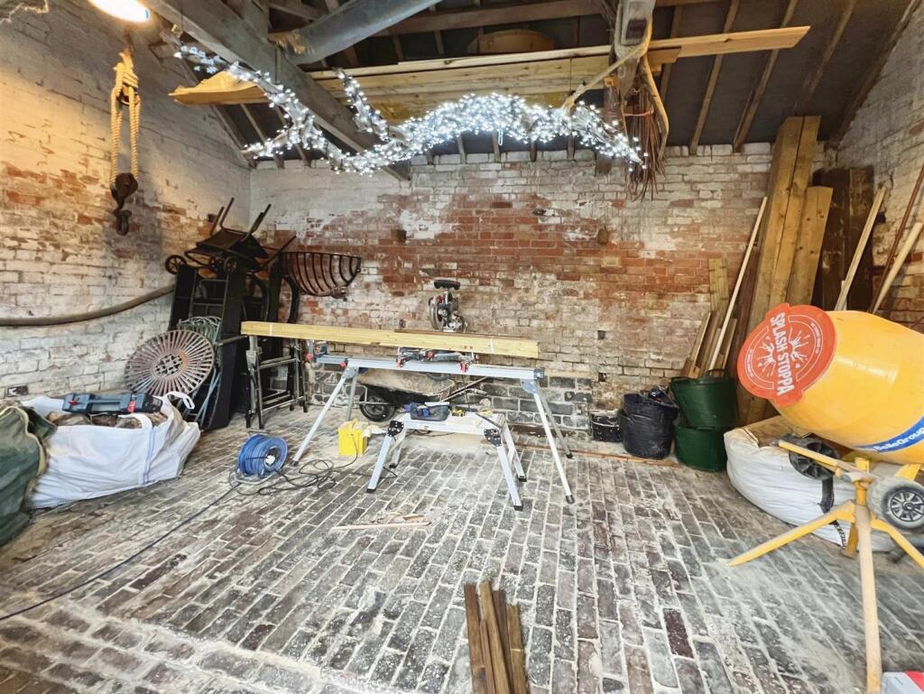 Garage / Workshop