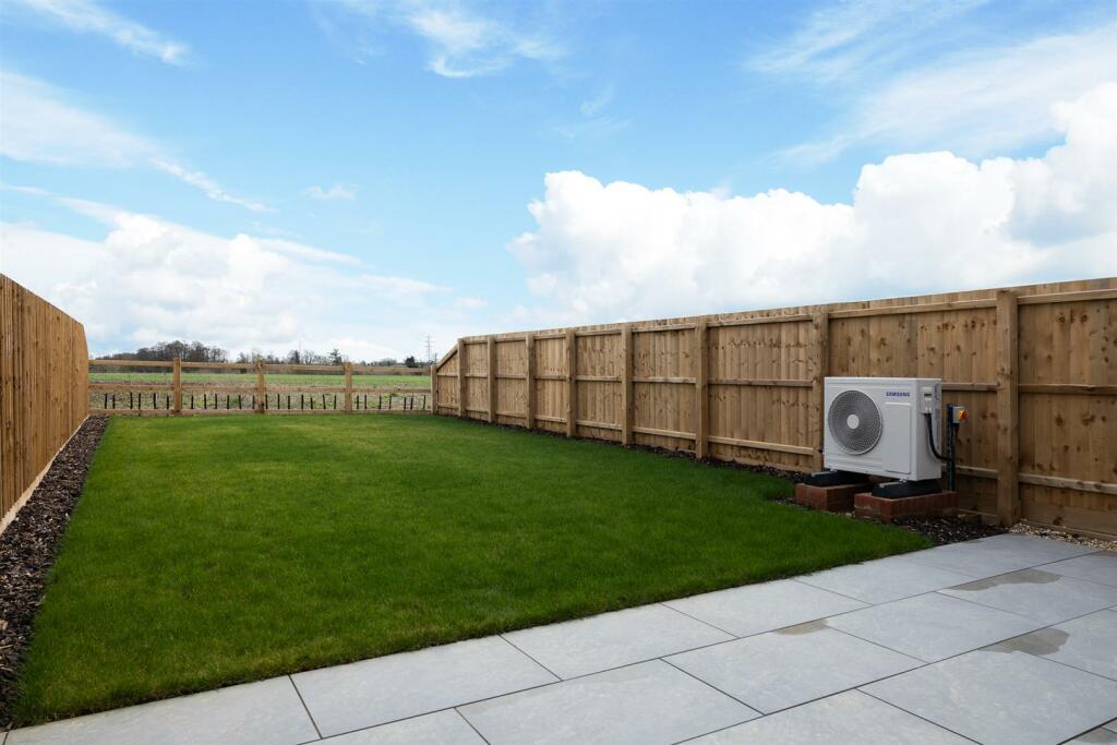 5 Parham Close-3.jpg