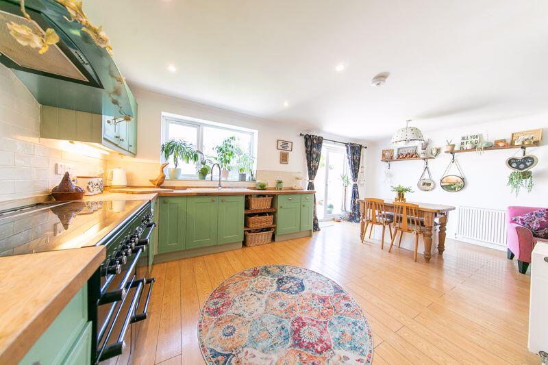 Kitchen &amp; dining space