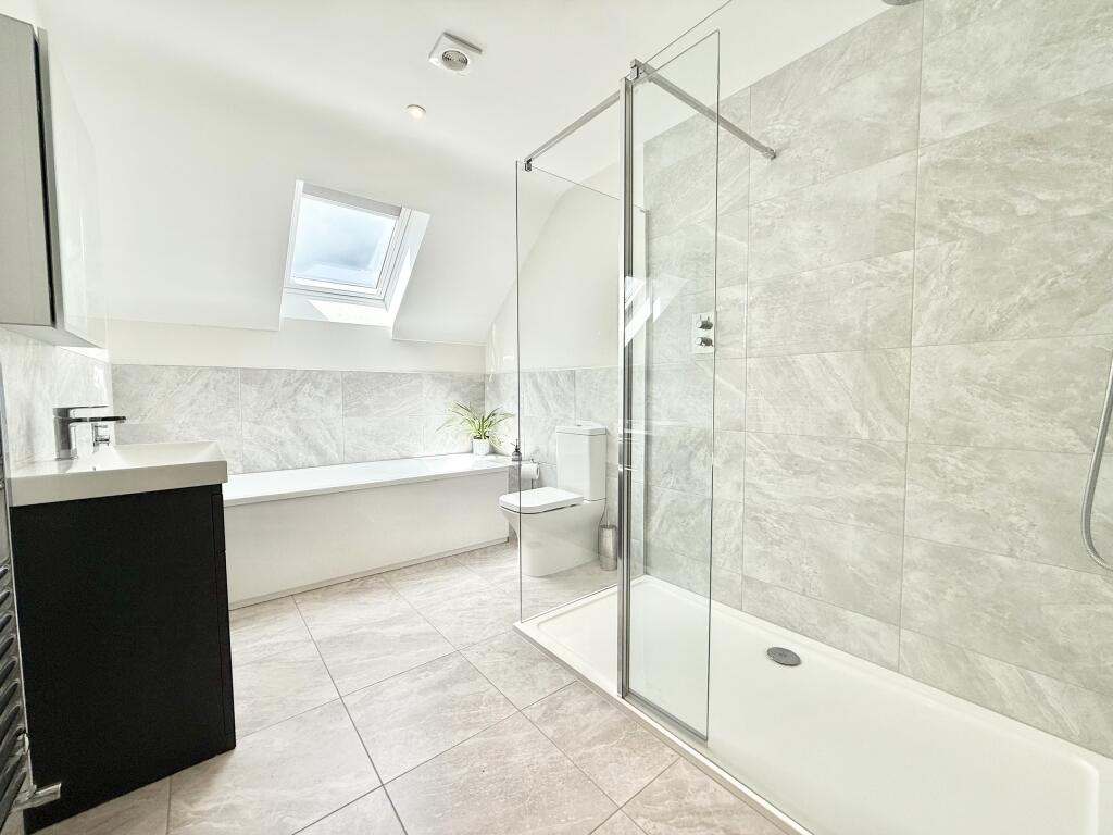 Main Bedroom En-Suite