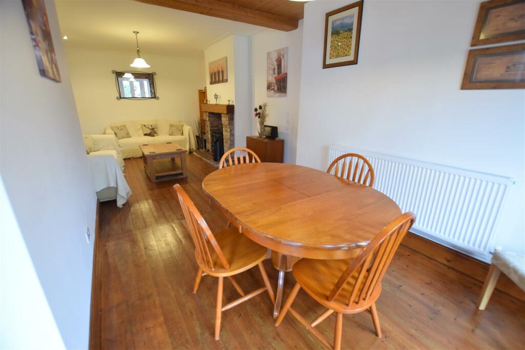 REAR SITTING DINING ROOM