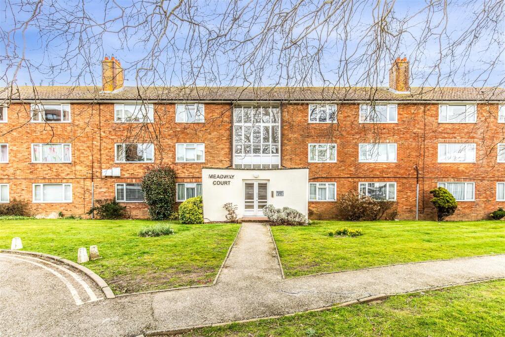 54 Meadway Court 4.jpg