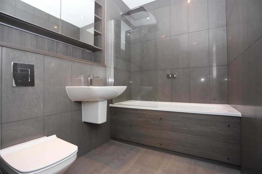 Master ensuite.JPG