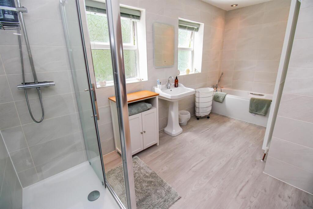 EN SUITE BATHROOM/W.C.