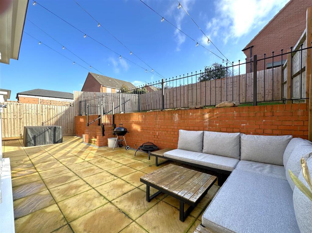 Outdoor Entertainment Area 350