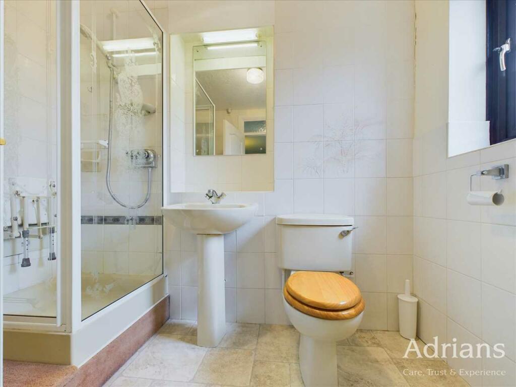 EN-SUITE SHOWER ROOM