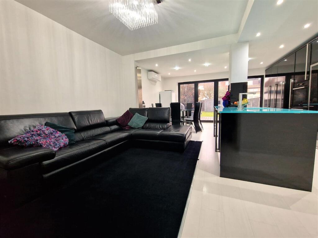 Living room 1.jpg