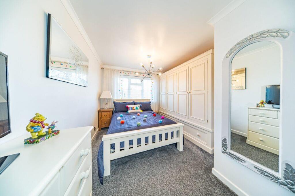 20 Hillschool Road bedroom 2.jpg