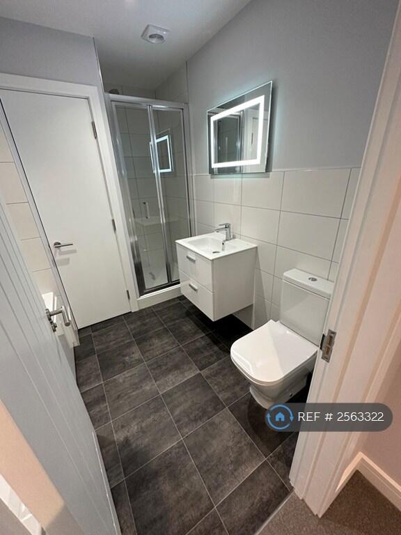 Main Bathroom 