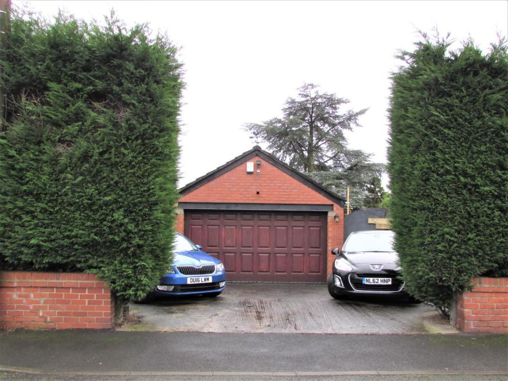 LaburnumAve16garage.JPG