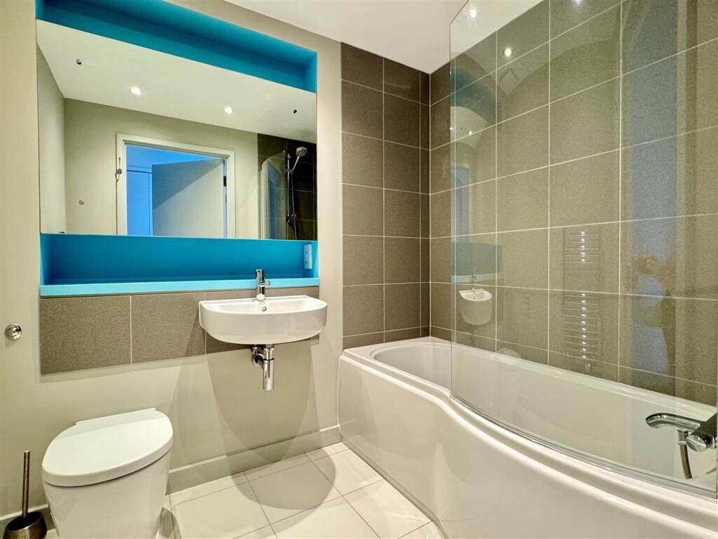 10 Tre Lowen Bathroom