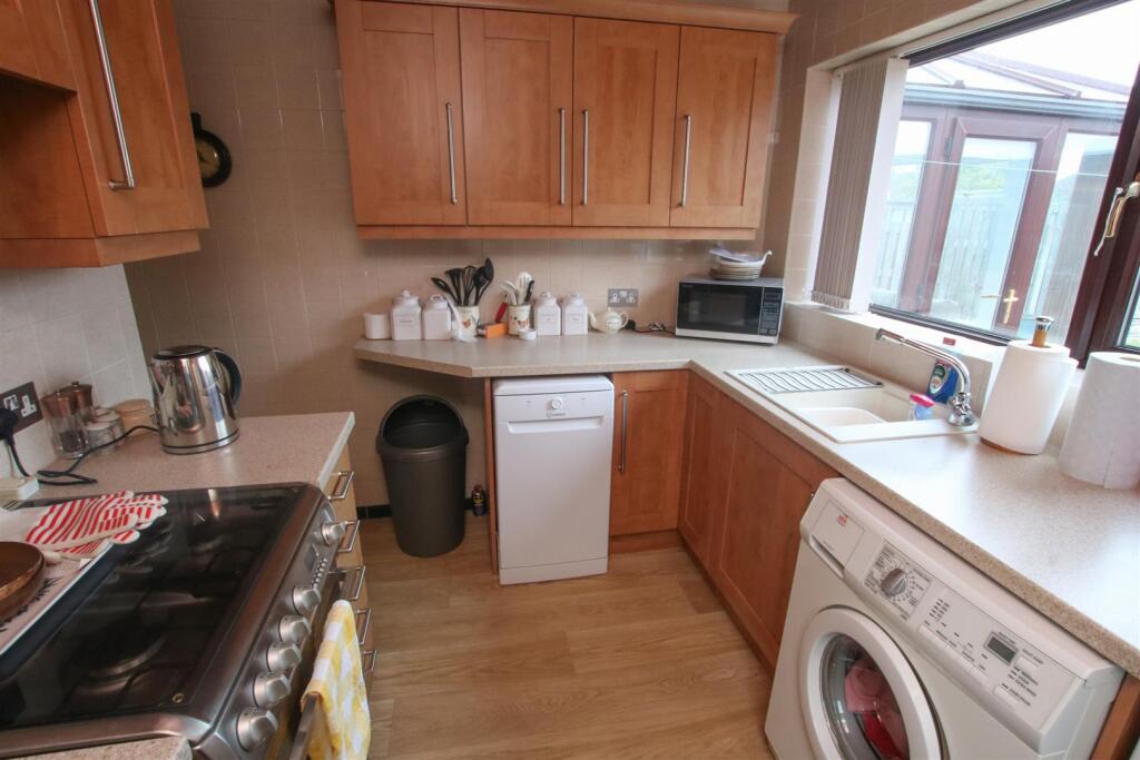 FITTED KITCHEN