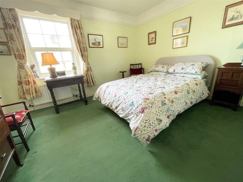 Bedroom 1.jpg