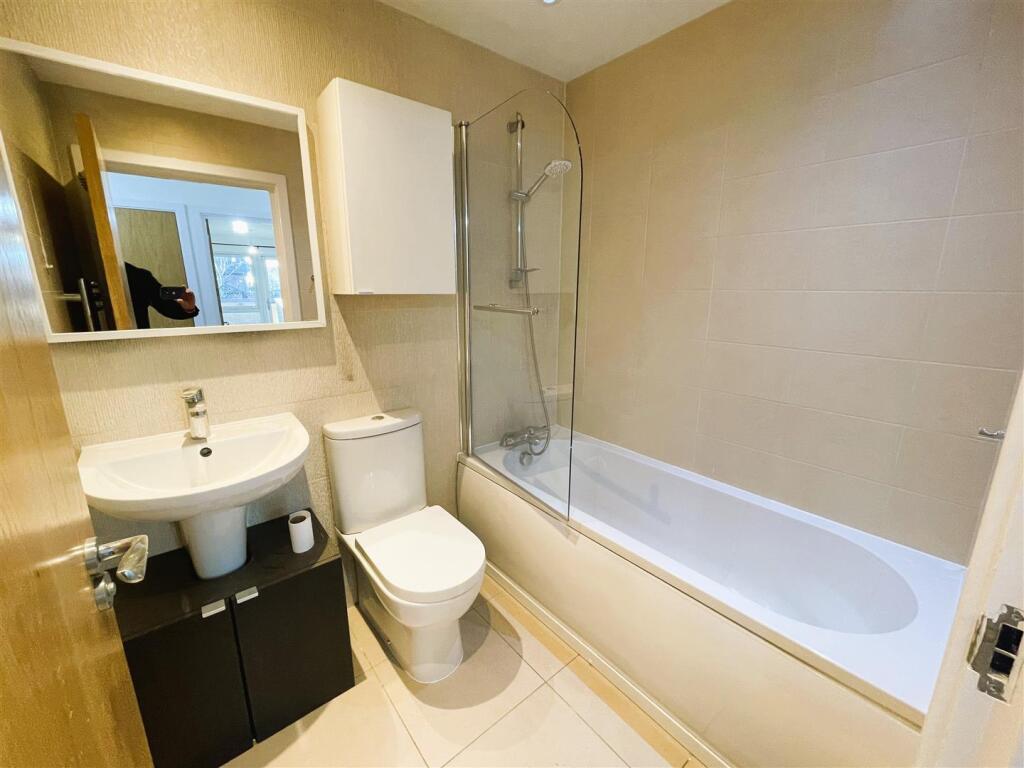 7 Simco Court bathroom.jpeg