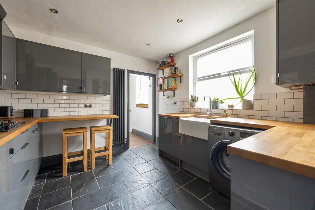Ernald Avenue, E6