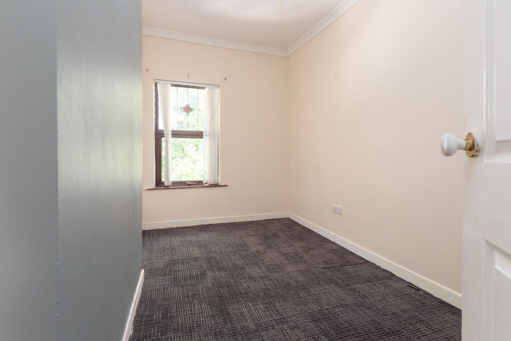 296 WOODHOUSE LANE-8