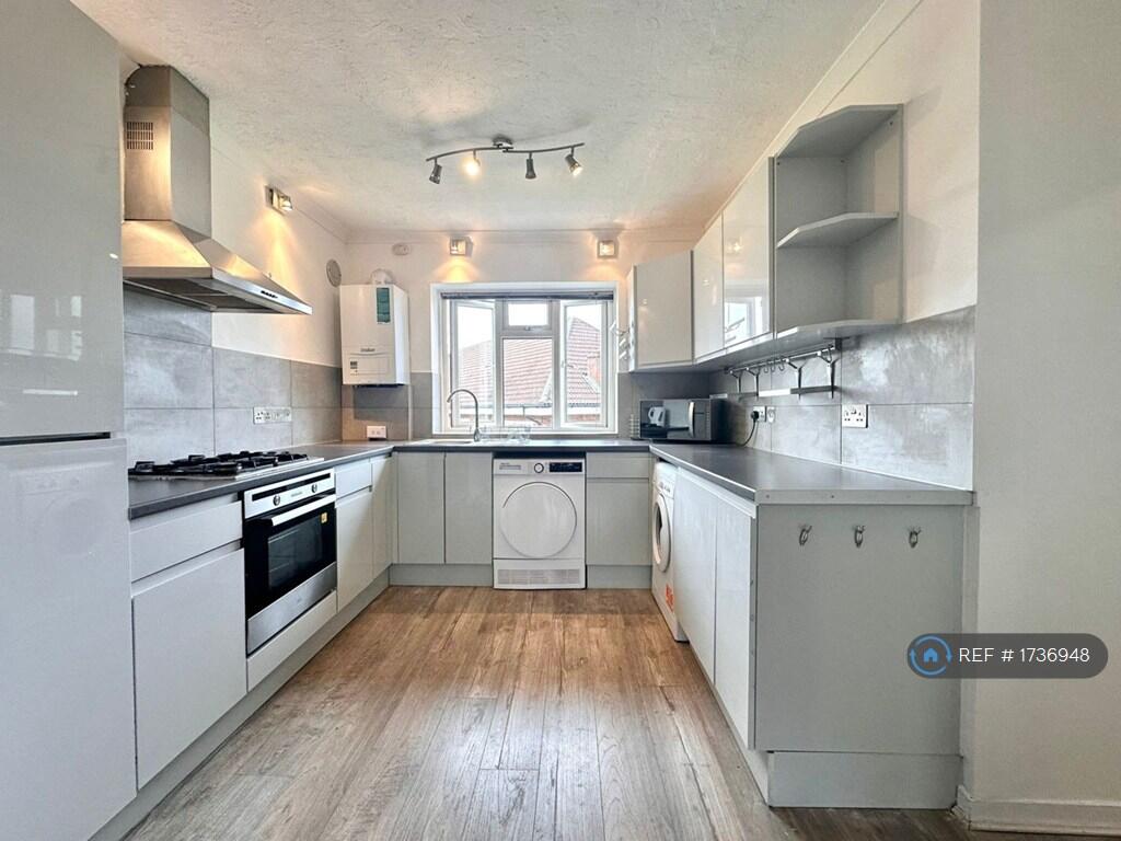 Updated Kitchen With Dishwasher &amp; Washing Machine