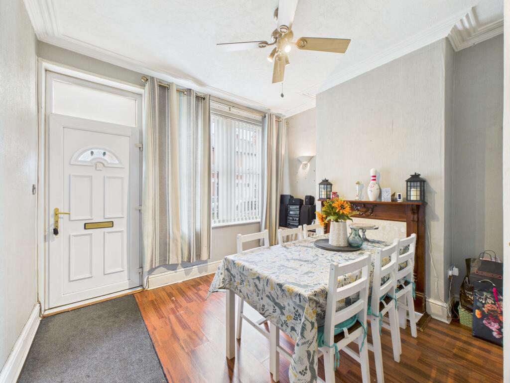 CAM04825G0-PR0165-STILL001