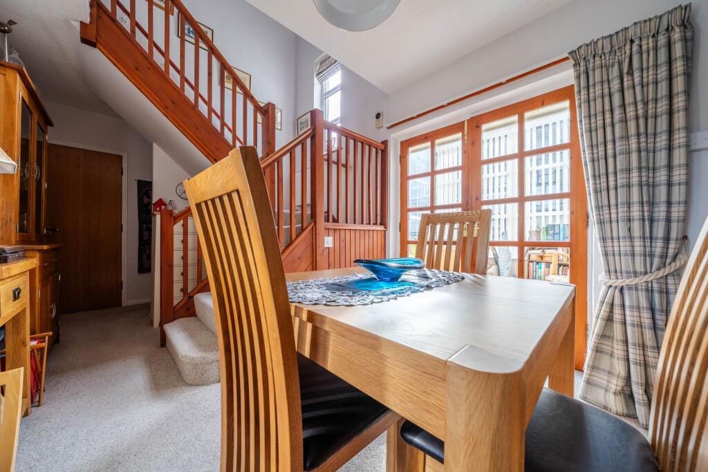 ENTRANCE HALL/DINING AREA