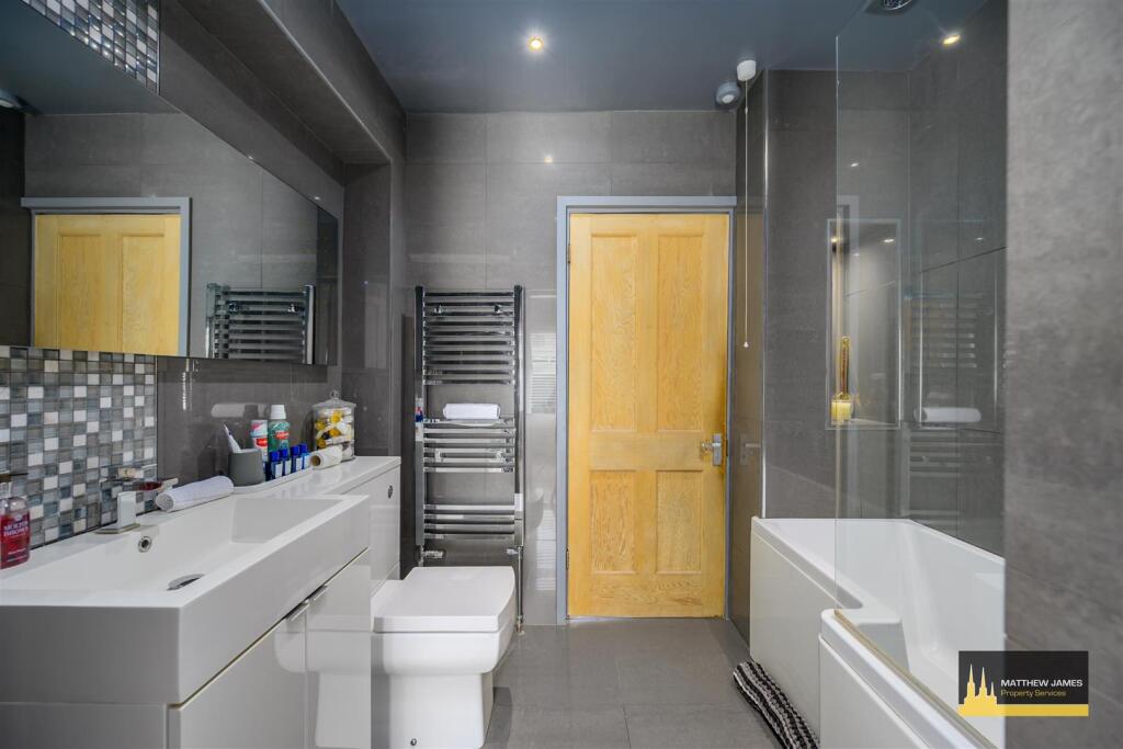 Master Jack &amp; Jill Bathroom