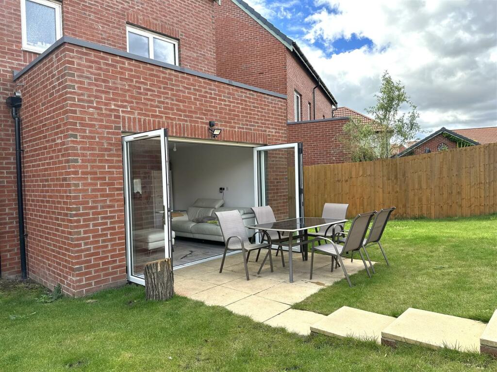 BI-FOLD DOORS Onto Sitting Area 677