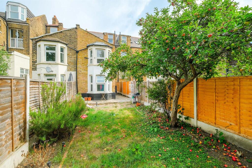 Flat 1, 85 Fairlop Road-14_web.jpg