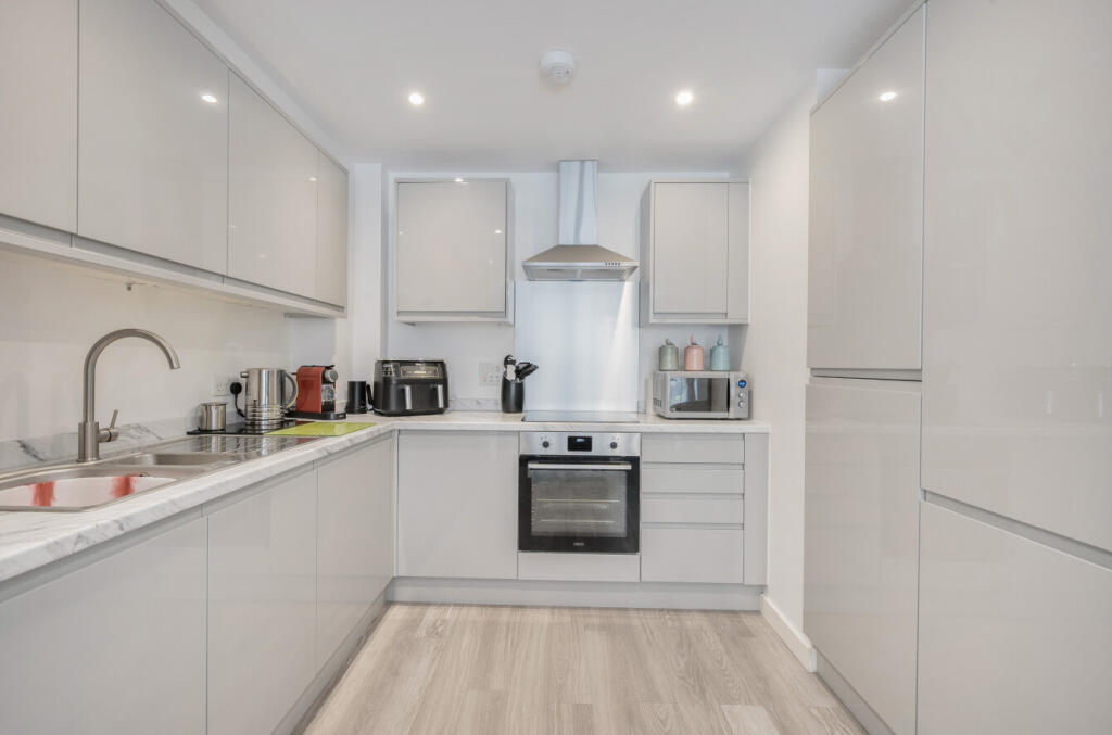 1304195-6-6851a84...