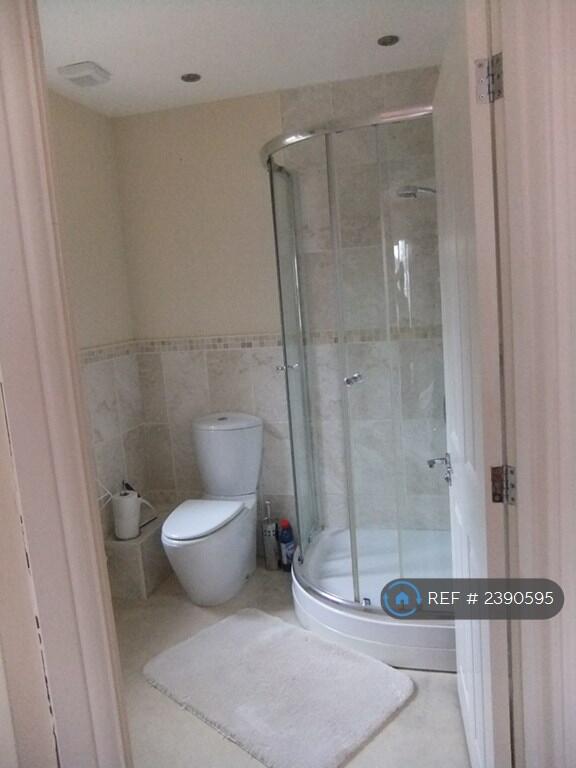 En-Suite Bathroom 