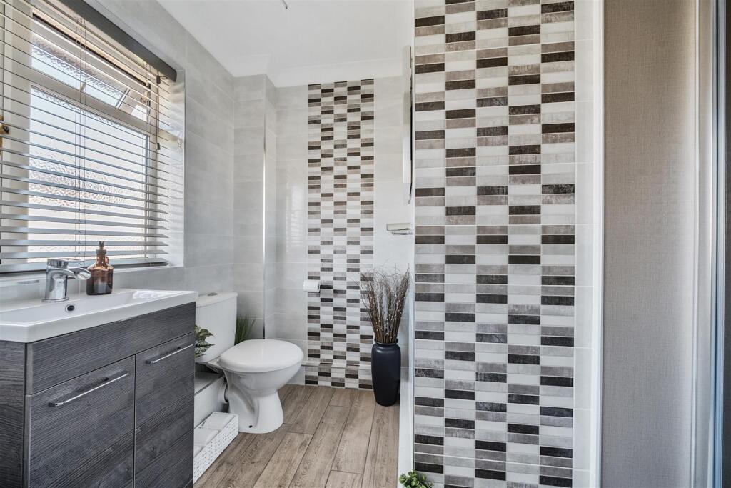 Endsleigh Ensuite.jpg