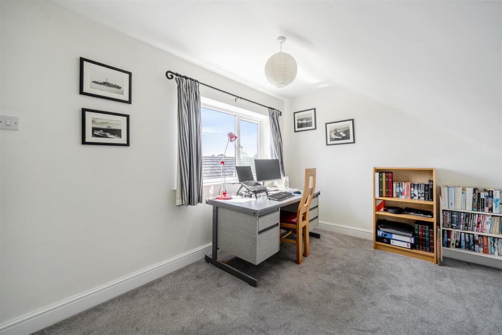 25 Bradden Road, Greens Norton (2).jpg