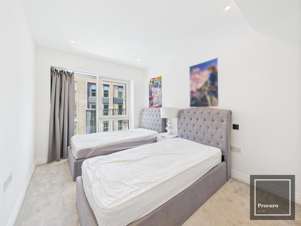 Bedroom 1 photo 2