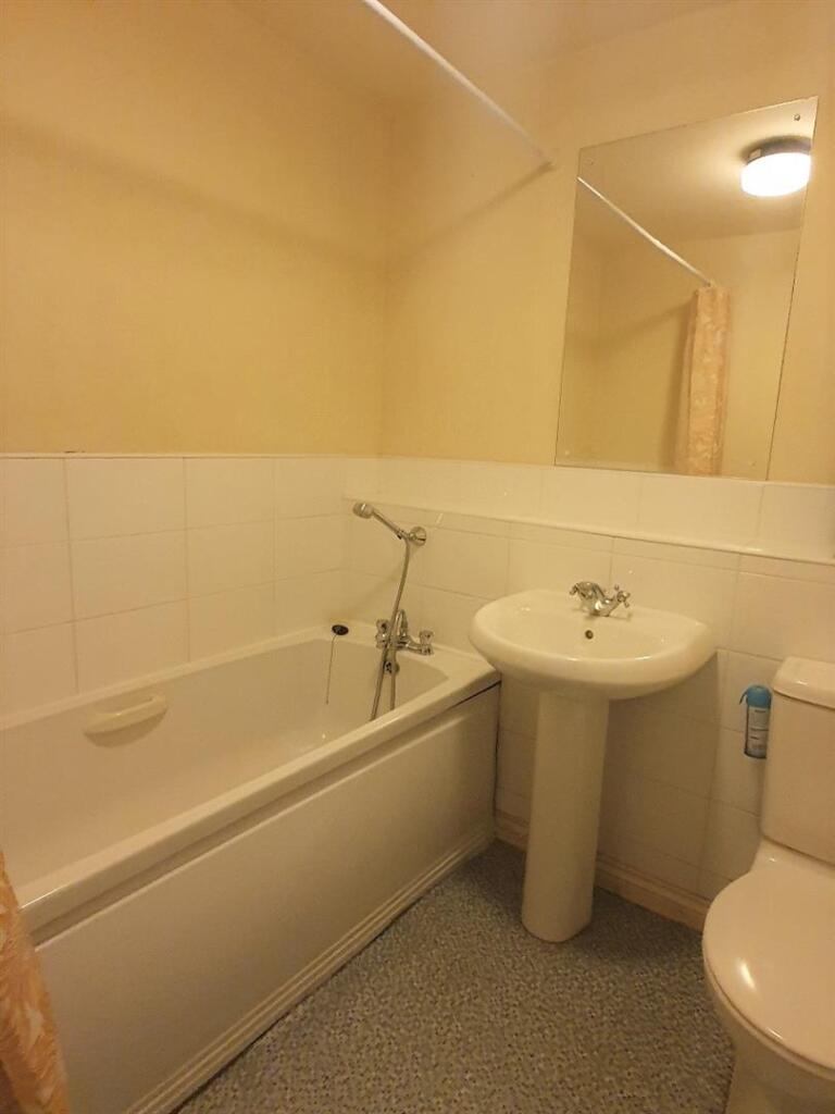 Carnation Way, Bermuda Park - First Floor Bathroom