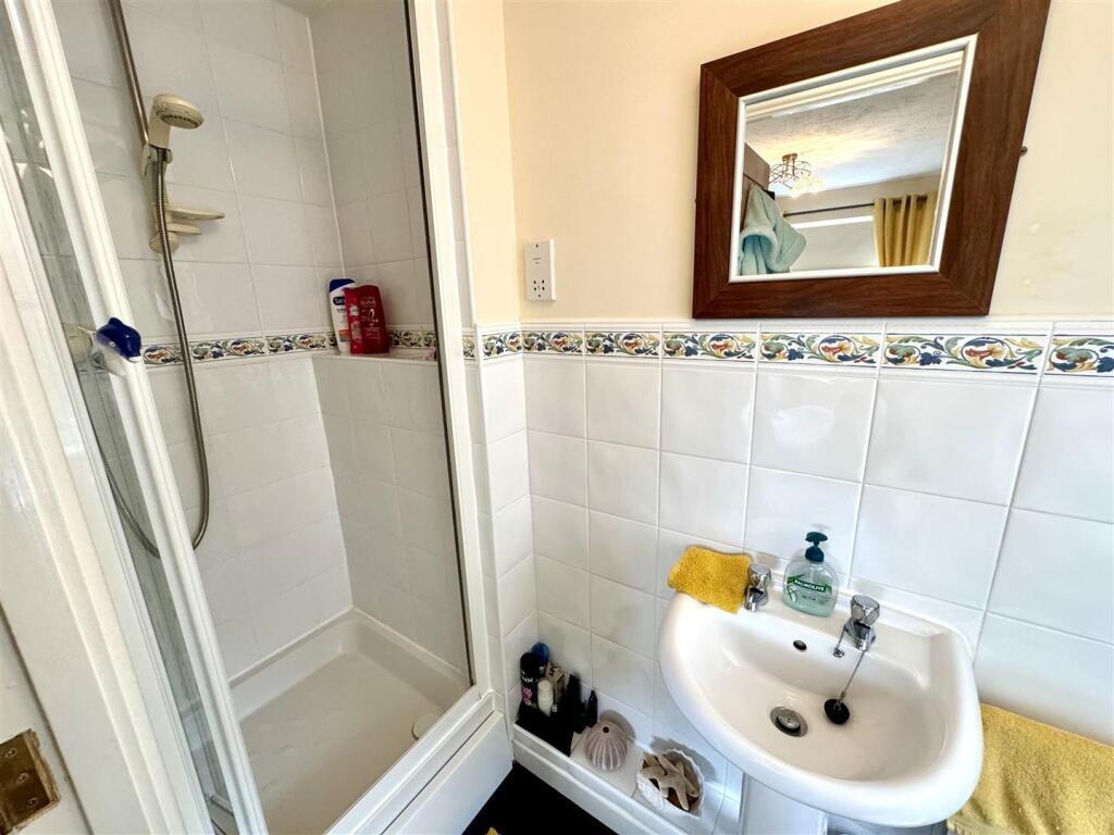 EN-SUITE SHOWER ROOM