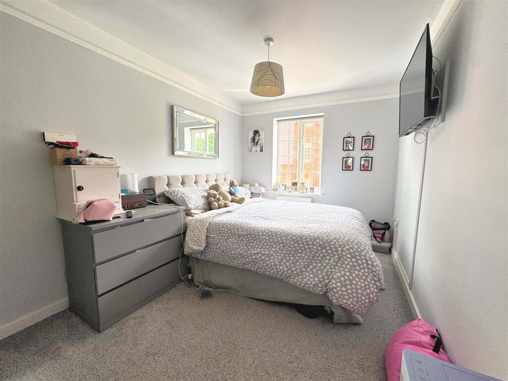 Bedroom 1.jpg