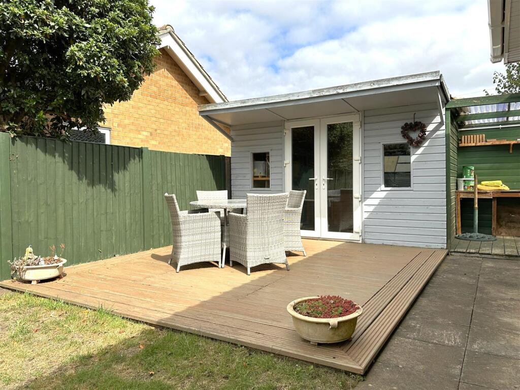 Summer House &amp; Decked Seating Area 893