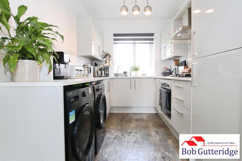 MODERN FITTED KITCHEN