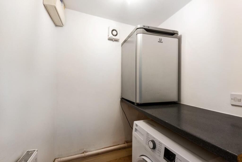 Flat 1, Clouds Hill Court, 69 Clouds Hill Road, Br