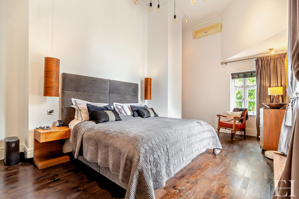 8605532-interiorW...
