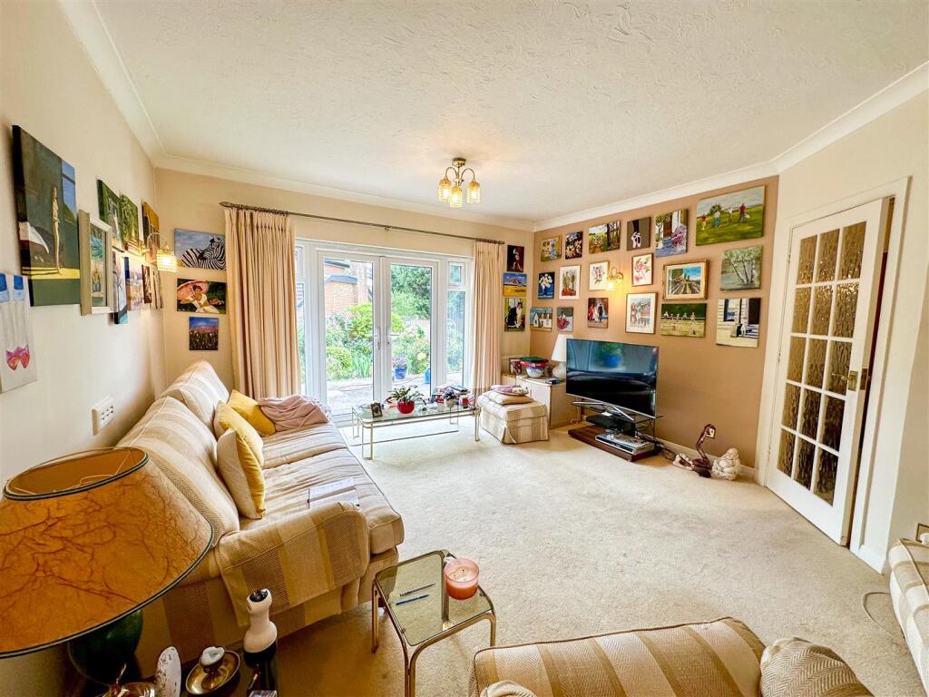 2 Rawlins Close, N3 (3).jpg