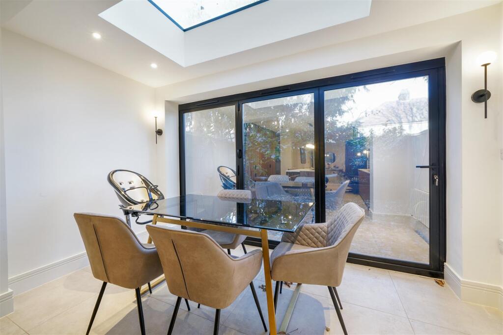 2 Sir Alexander Close - 0Pmsh3F81UaUo2biPuob.jpg