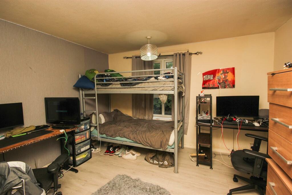 bed 1.jpg